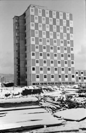 Freiburg: Studentensiedlung, Hochhaus von Westen, von unten, vom anderen Hochhaus