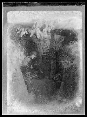 Hauptmann Mayer im Schrapnelldeckungsgraben bei Voncheres (Ortschaft nicht auflösbar) vor Épinal (Dep. Vosges, Frankreich)