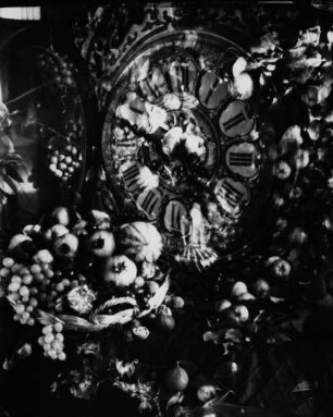 Stilleben. Fruchtarrangement, gespiegelt, im Hintergrund mit Uhr