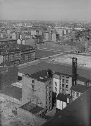 180° Panorama, Bild 6 von 8. Blick vom Axel-Springer-Verlagshaus auf das GSW-Hochhaus über das Deutschlandhaus bis Gendarmenmarkt. Berlin-Kreuzberg, Axel-Springer-Straße, Zimmerstraße