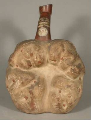 Frucht/Knolle und anthropomorphe Figuren