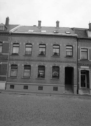 Schöneck, Hauptstraße 66. Wohnhaus mit Laden (1880/1900). Straßenansicht
