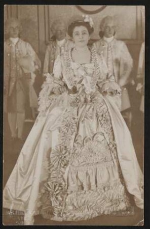 "Rosenkavalier"-Szenenfoto mit Elisabeth Schumann als Sophie und Dienern im Hintergrund