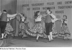 Tanzgruppe während eines Auftritts beim Bezirksausscheid der Volkskunstgruppen 1954