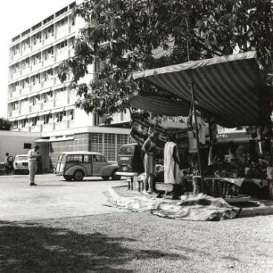 Lagos, Nigeria. Souvenirstand vor einem modernen Hotel
