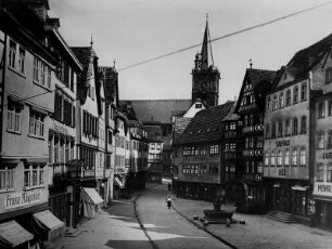 Wertheim. Stadtansicht. Marktplatz mit Marktbrunnen. Im Hintergrund die Stiftskirche St. Marien