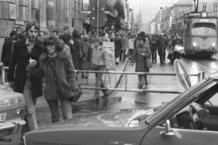 Einkaufsbetrieb in der Kaiserstraße am ersten verkaufsoffenen Samstag im Advent