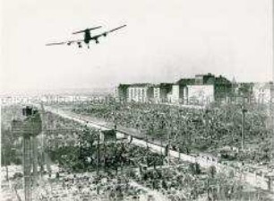 Luftbrücken-Flugzeug im Anflug auf Tempelhof