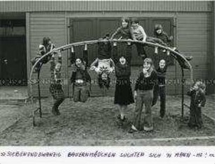 11 Mädchen auf und neben einem Klettergerüst (Prämiertes Foto Sonderthema: Kein Platz für Kinder)