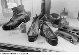 Vitrine mit Arbeitsschuhwerk
