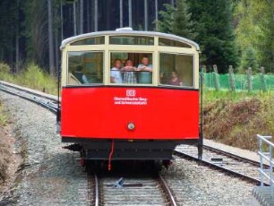 Standseilbahn bei Oberweissbach : Von der Talstation Obstfelderschmiede überwindet die steilste Standseilbahn der Welt für normalspurige Eisenbahnwagen auf einer Länge von 1360 m einen Höhenunterschied von 320 m bis zur Bergstation. Aufgenommen bei Oberweissbach am 29. April 2012