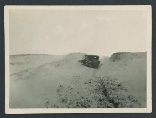 Unser Auto auf dem Asadabader Pass auf der Fahrt nach Teheran in Schnee festgefahren