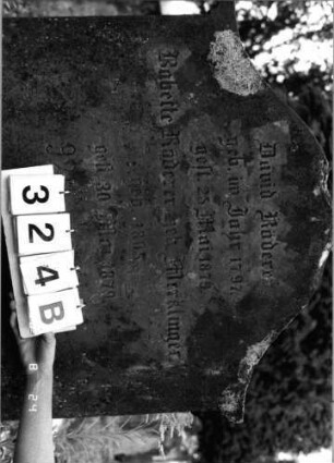Grabstein 324 (Index: 100095667) Maße HxBxT: 180x94x21 cm Symbolik: Rosette, Levitenkanne Besonderheit: Doppelgrab für Eheleute: Grabstein 324B