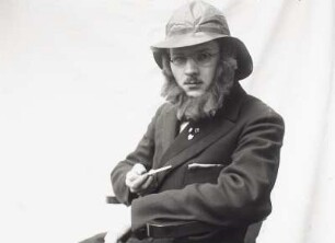 Selbstbildnis des Fotografen Willy Hanisch im Kostüm zu einem Couplet, aufgenommen im Fotoatelier