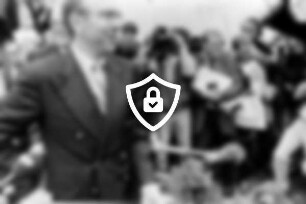 Bundesautobahn 20: Hamberge: erster Spatenstich: Festakt: Bundesminister für Verkehr [Name maskiert] und Ministerpräsidentin des Landes Schleswig-Holstein [Name maskiert] mit Schaufeln: dahinter Gäste und Kameramann: hinten Plakate: 7. [Name maskiert]