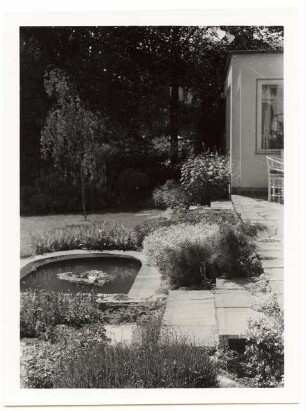 Garten Reinicke, Berlin-Zehlendorf: Wasserbecken mit Seerosen an der Terrasse