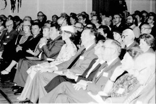 31. Tagung 1981 (29.6.-3.7.) Mediziner; Eröffnung: 1. Reihe: Nikolaas Tinbergen, Baronin Dées de Sterio, Oberbürgermeister Steurer, Frau Steurer, F. J. Strauß, Gräfin Sonja Bernadotte, nicht besetzter Platz, H. Engler, Frau Bischoff, F. Bischoff