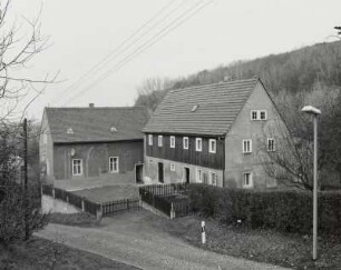 Pirna-Rottwerndorf. Eichgrundweg 23 : Pirna-Rottwerndorf. Bauernhof, Eichgrundweg 23. Nebengebäude und Wohstallhaus. Straßenansicht