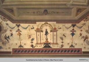 Drei spielende Putti im Wolkenhimmel, umgeben von Grotesken