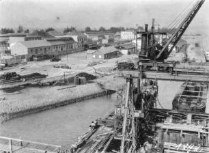 Hafen : Hafen von Lobito mit aufgestapelten Baumaterialien