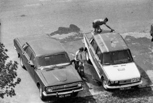 Rzeszów, im Südosten Polens, Hauptstadt der Woiwodschaft Karpatenvorland. hier zwei Jungen waschen am Straßenrand ein Auto