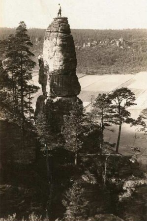 Elbsandsteingebirge. Böhmische Schweiz. Kaiser-Franz-Joseph-Turm, Kaiser (Cisar) im oberen Bielatal bei Eiland (Ostrov) mit Seilschaft an der Südost-Kante