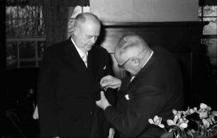 Freiburg: Jägerhäusle; Minister Leibfried überreicht das Bundesverdienstkreuz I. Klasse; steckt es an
