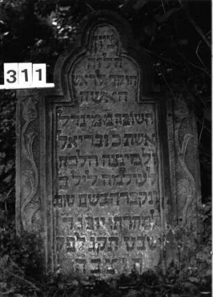 Grabstein 311 (Index: 99897605) Maße HxBxT: 109x67x9 cm Besonderheit: kulturhist. wertv. / künstl.-formale Gründe: Grabstein 311