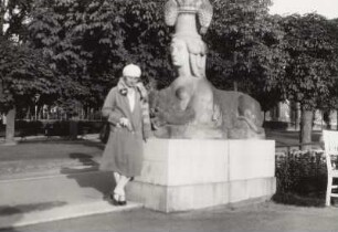 Sphinx : Franzensbad. Hulda Hanisch, an einer Sphinx in einem Park stehend