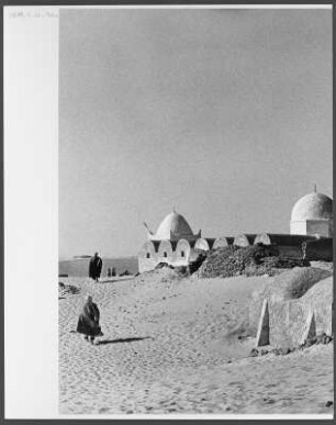 Dorf der Souf-Region : Ein Dorf der Souf-Region in der Nähe der algerischen Stadt El Oued. Die Gebäude weisen die für die Souf-Region charakteristischen Kuppeldächer auf. Im Hintergrund sind nahe Wanderdünen erkennbar