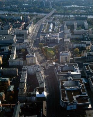 Ernst-Reuter-Allee in Magdeburg : Blickrichtung Osten zur Elbe
