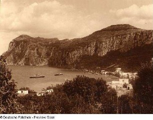 Capri. Marina Grande. Blick zum Monte Tiberio