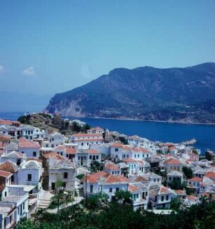 Skopelos. Inselhauptstadt an einer tiefen Bucht der Nordostküste
