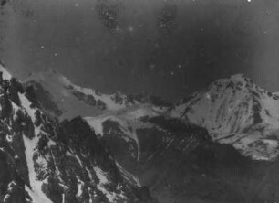 Panorama eines Gebirgszugs : Panorama eines schneebedeckten Gebirgszugs im Tian Shan Hochgebirge