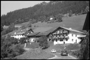 Oetz: Tiroler Häuser, am Hang