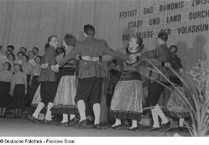 Auftritt einer am Bezirksausscheid der Volkskunstgruppen 1954 teilnehmenden Tanzgruppe