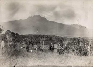Landschaft mit Kilimandscharo : Die Forschungsreisenden und ihre Begleiter pausieren in der Umgebung des Kilimandscharo. Im Hintergrund erhebt sich der Mawenzi