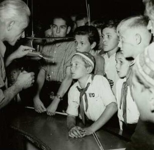 Dresden. 1. Pioniertreffen der DDR. Ausstellung Junger Flugmodellbauer im Lichthof des Neuen Rathauses