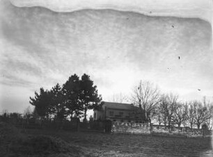 Frohburg, Friedhofskapelle : Frohburg. Friedhofskapelle. Blick vom Feld