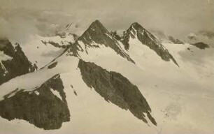 Österreich. Stubaier Alpen. Stubaier Wildspitze (3342 m) und rechts östlicher Daunkogel