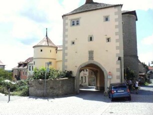 Stadtbefestigung - Stadttor (Faltertor mit Schießscharten - (Büchsen- und Schlüsselloch)) von Osten über Feldseite in Übersicht