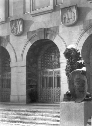 Dresden, Neues Rathaus. Portal und Löwe als Schildhalter : Dresden, Neues Rathaus (1904-1910; K. Roth, E. Bräter). Festsaal-Flügel (1962-1965; H. Terpitz, M. Arlt und Kollektiv), Hauptportal. Teilansicht rechts mit Löwen als Schildhalter (G. Wrba) und Wappen von Partnerstädten