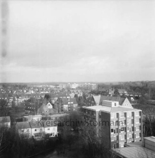 Blick vom Hauptgebäude des LVA-Krankenhauses Großhansdorf der Landesversicherungsanstalt Hamburg [später: LungenClinic Grosshansdorf] Richtung Nordosten: Wöhrendamm: vorn Mitte und rechts Wohnblocks für Personal: dahinter Volksschule Wöhrendamm: dahinter U-Bahn-Station Großhansdorf der U-Bahn-Linie U 1: hinten links Wohn- und Geschäftshäuser am Eilbergweg: dahinter Mitte Wohnblocks des Rosenhofs: hinten rechts Eilbergwald