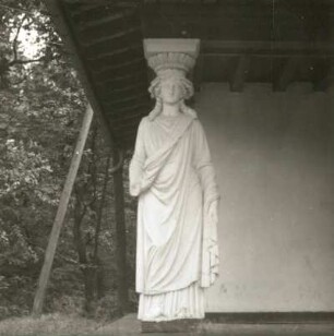Saßleben. Landschaftspark. Inselpavillon (1927). Linke Karyatide