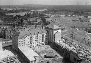 Dresden. Blick vom Rathausturm nach Nordosten über die Wohnblöcke an der Ernst-Thälmann-Straße zum beräumten Pirnaischen Platz