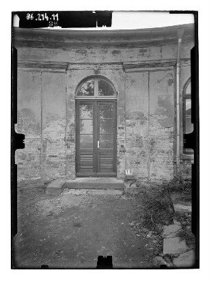 Passow. Herrenhaus (1830). Hauptbau. Tür am linken Seitenflügel. Eingangsseite