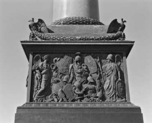 Alexandersäule — Personifikationen von Weisheit und Überfluß