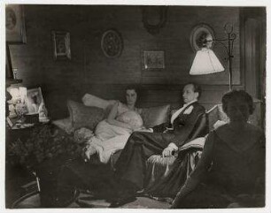 Gerhart Hauptmann in den USA, Benvenuto Hauptmann während eines Empfanges in der deutschen Botschaft in Washington D.C.. links: Mary White, rechts: Benvenuto Hauptmann
