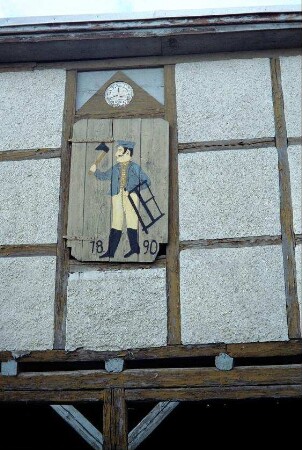 Gehöftdetail wie vorige Bilder: Bodentür bemalt mit aufgemalter Zimmermannsfigur, Jahreszahl 1890