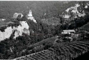 Dorf Tirol: Blick vom Dorf auf Schloss Tirol